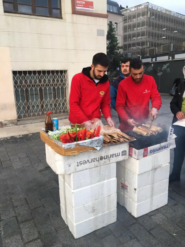 Рыба в хлебе или Balik ekmek, традиционное турецкое блюдо