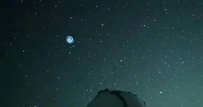 Elon Musk detrás del objeto espiral en el cielo
