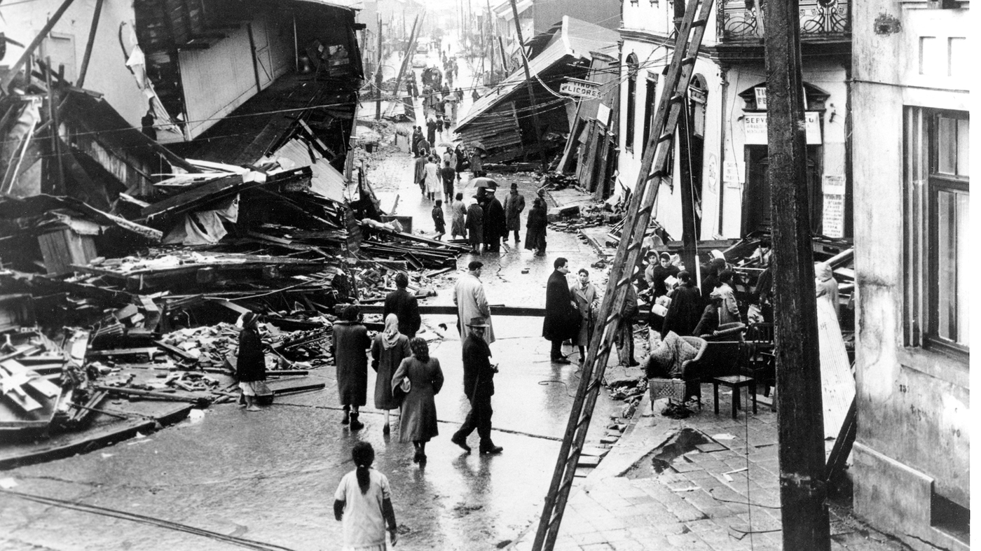 Землетрясение верный. Землетрясение в Чили 22 мая 1960 года. Землетрясение в Чили 1960 ЦУНАМИ.