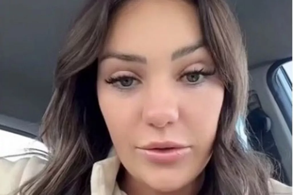 He revealed that his stepfather is a subscriber of her OnlyFans!(02)